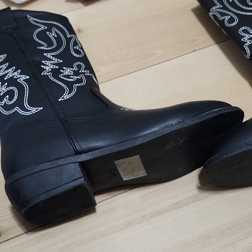 Boots - Picture 4 of 5
